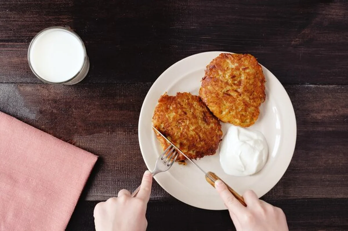 Placki ziemniaczane Draniki podane z śmietaną i mlekiem