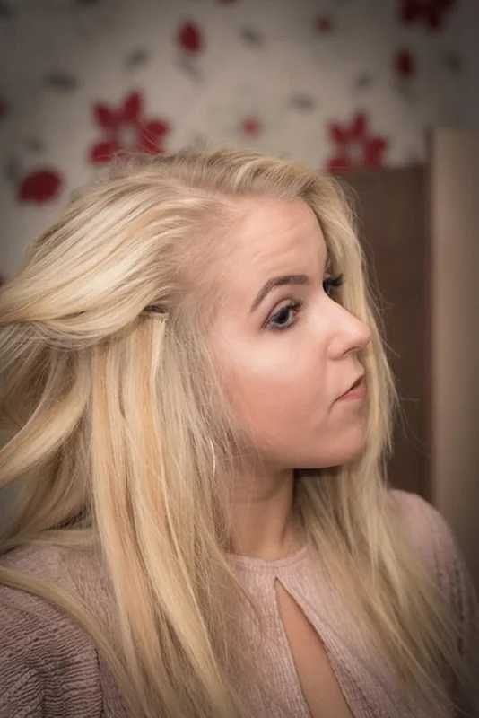 Młoda kobieta z blond włosami