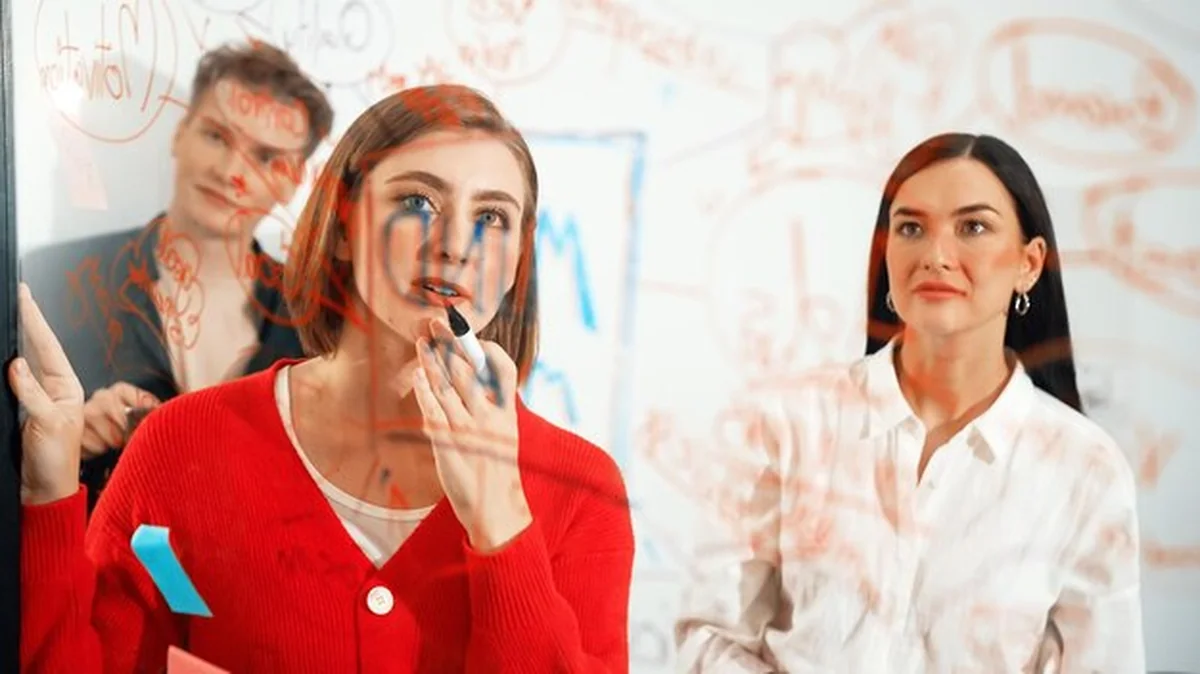 Profesjonalny zespół biznesowy podczas burzy mózgów nad projektem marketingowym Immaculate